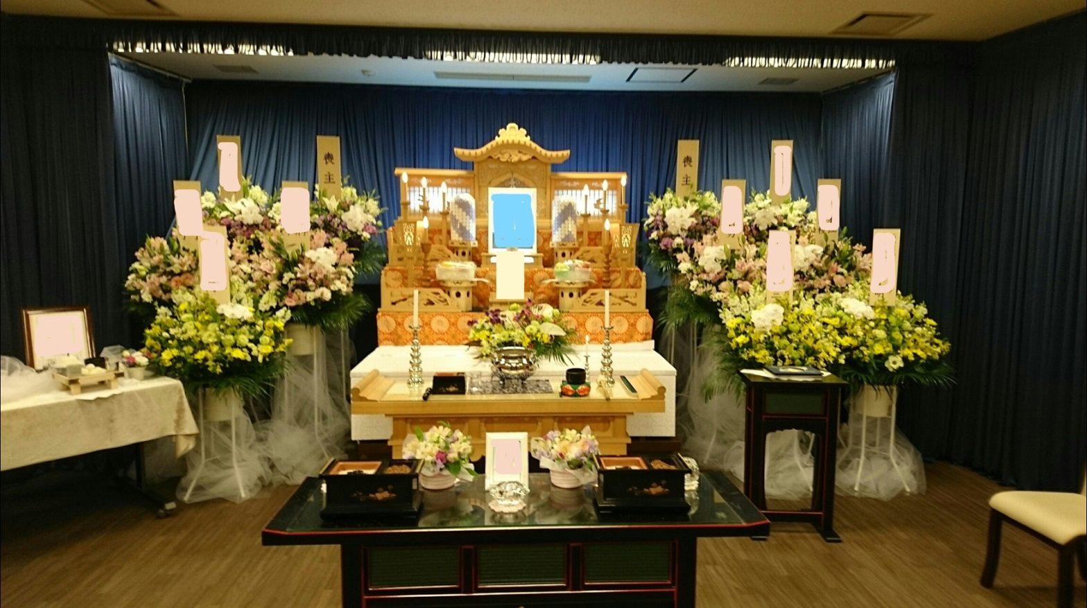 【埼玉県川越市葬儀セレモニーサロン】生花祭壇・生花アレンジ　生花祭壇　川越市民聖苑やすらぎのさと第六式場　男性　家族葬　ピンク・白供花と黄色・白供花