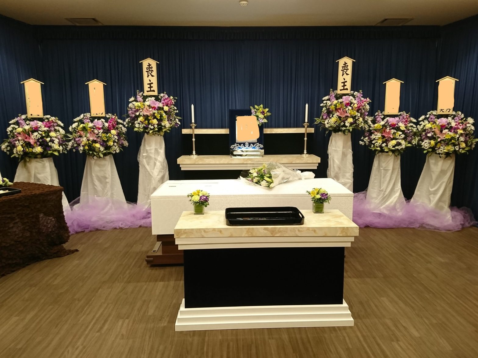 【埼玉県川越市葬儀セレモニーサロン】生花祭壇・生花アレンジ　川越市民聖苑やすらぎのさと第六式場　無宗教葬　家族葬　女性　ピンク・白メイン供花】ラインナップ