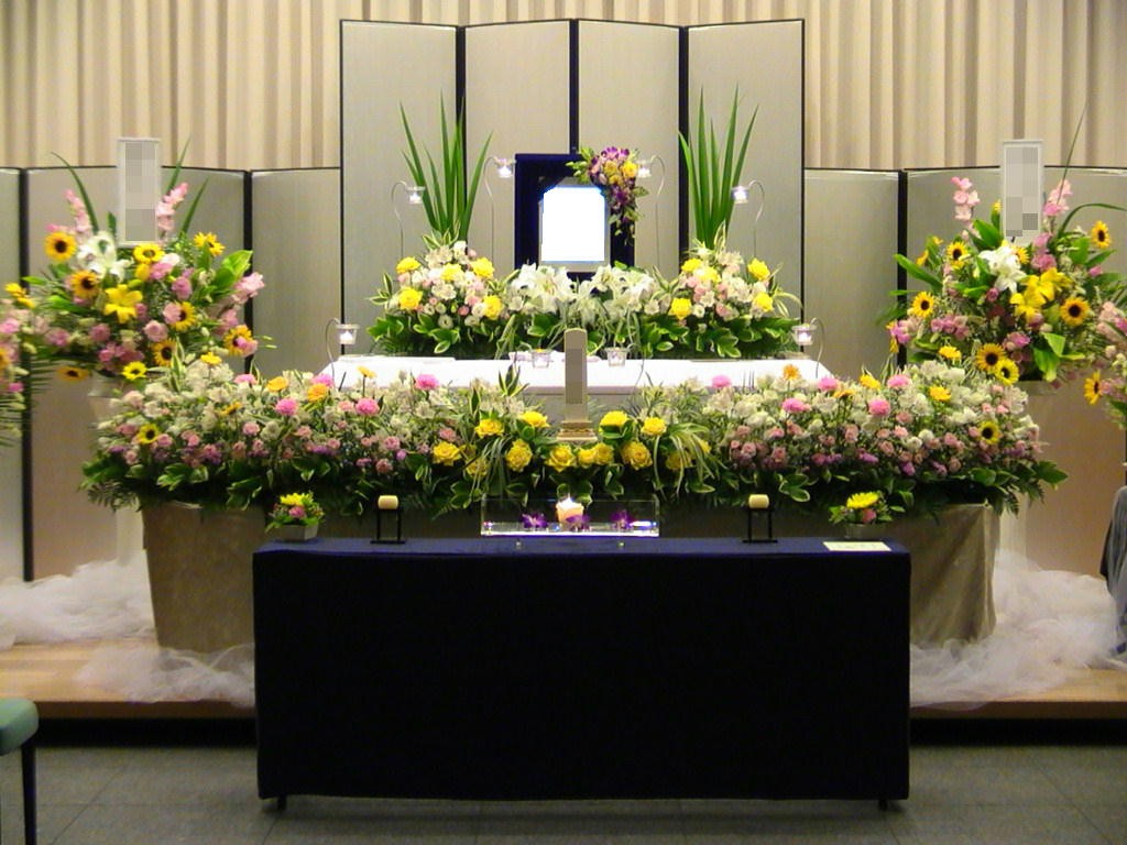 【埼玉県川越市葬儀セレモニーサロン】生花祭壇・生花アレンジ　臨海斎場　女性　家族葬　ひまわり含む黄色・ピンク・グリーン生花祭壇