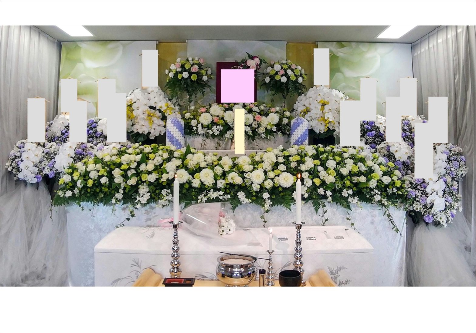【埼玉県川越市葬儀セレモニーサロン】生花祭壇・生花アレンジ　所沢市　昌平寺別館　女性　家族葬　胡蝶蘭含む白メイン生花祭壇