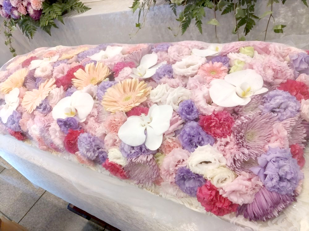 【埼玉県川越市葬儀セレモニーサロン】生花祭壇・生花アレンジ　生花で作った棺カバー付き　さいたま市　浦和斎場　女性　家族葬　ピンク・紫・赤メイン