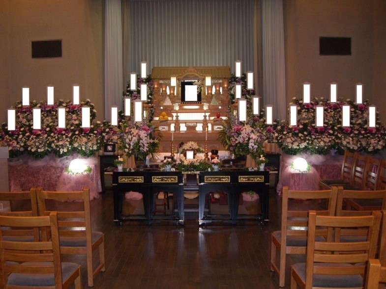 【埼玉県川越市葬儀セレモニーサロン】生花祭壇・生花アレンジ　生花祭壇　川越市民聖苑やすらぎのさと第三式場　女性　一般葬　ピンク・紫・白供花