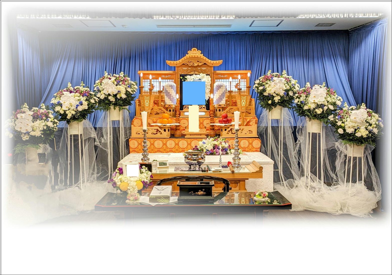 【埼玉県川越市葬儀セレモニーサロン】生花祭壇・生花アレンジ　生花祭壇　川越市民聖苑やすらぎのさと第六式場　男性　家族葬　胡蝶蘭・白メイン供花