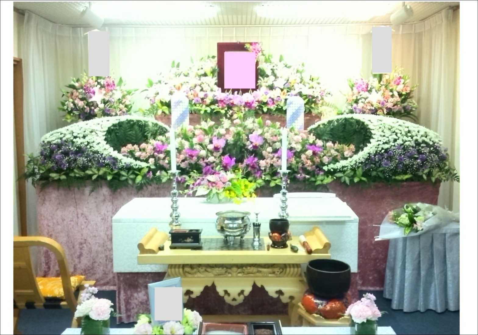 【埼玉県川越市葬儀セレモニーサロン】生花祭壇・生花アレンジ　さいたま市　家族葬ホール　女性　家族葬　ピンク・紫・白メイン生花祭壇白メイン生花祭壇