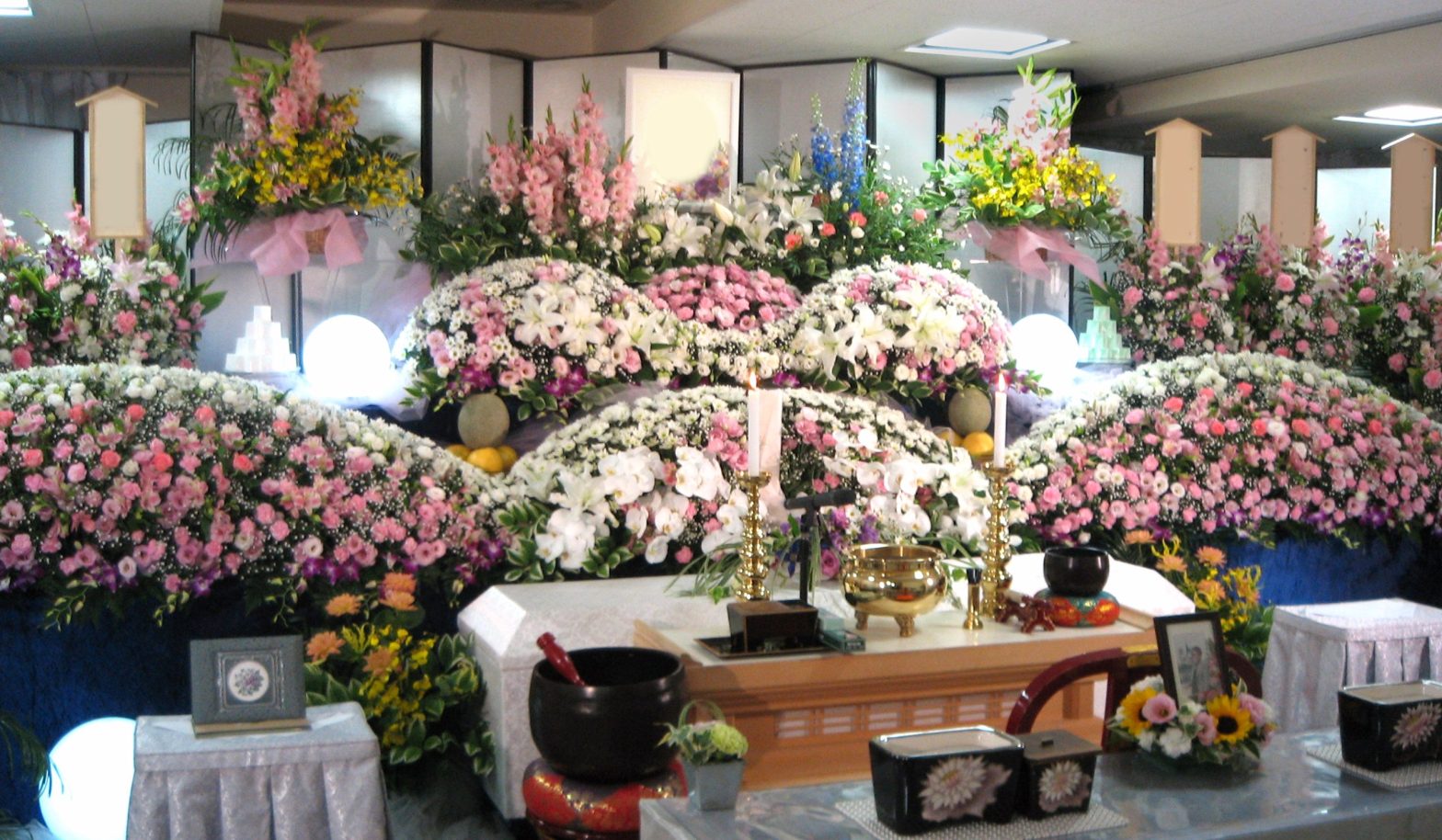 【埼玉県川越市葬儀セレモニーサロン】生花祭壇・生花アレンジ　西東京市　金剛寺会館　家族葬　女性　ピンク・マーガレット含む白メイン生花祭壇