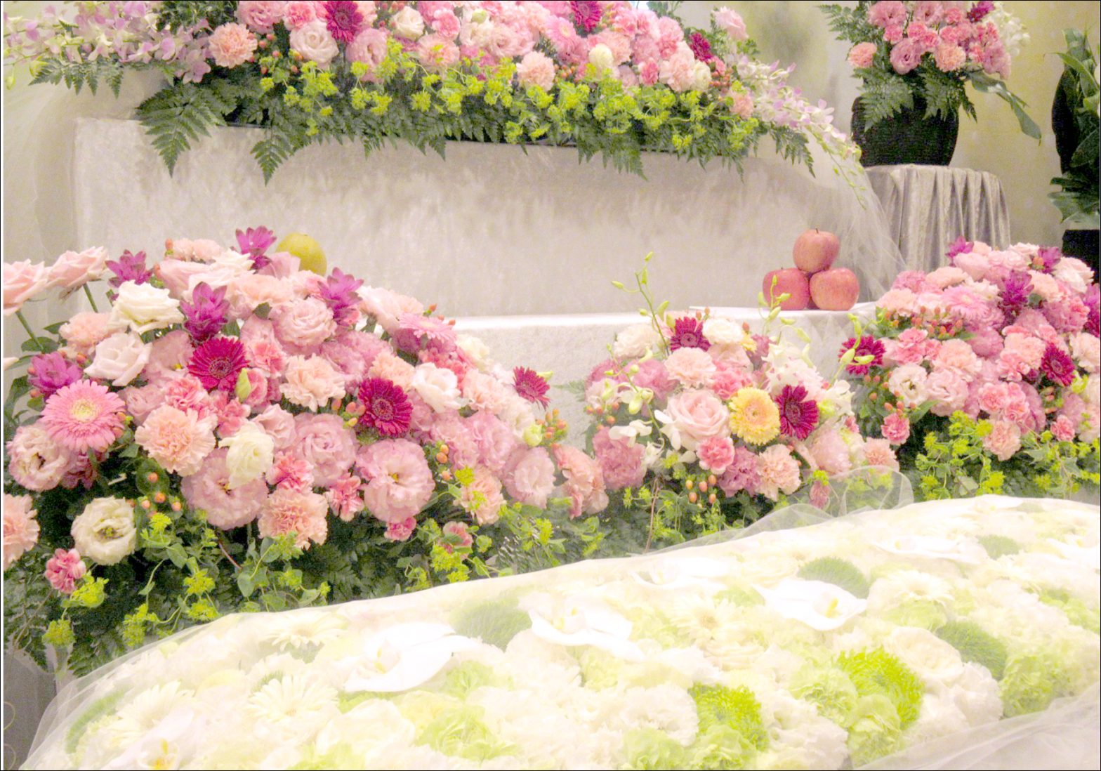 【埼玉県川越市葬儀セレモニーサロン】生花祭壇・生花アレンジ　さいたま市民間斎場　女性　家族葬　ピンク・赤・グリーン・白メイン生花祭壇