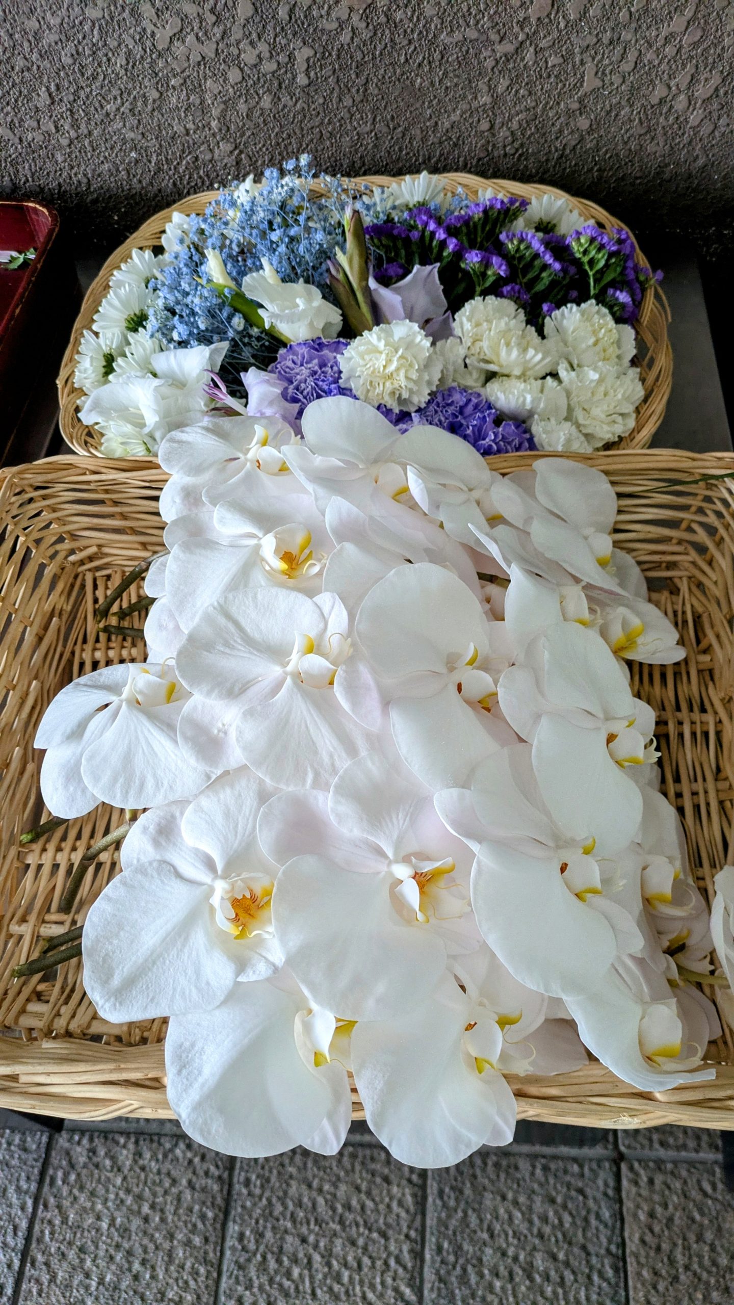 胡蝶蘭・ムラサキ・白のお別れ花【埼玉県川越市葬儀セレモニーサロン】