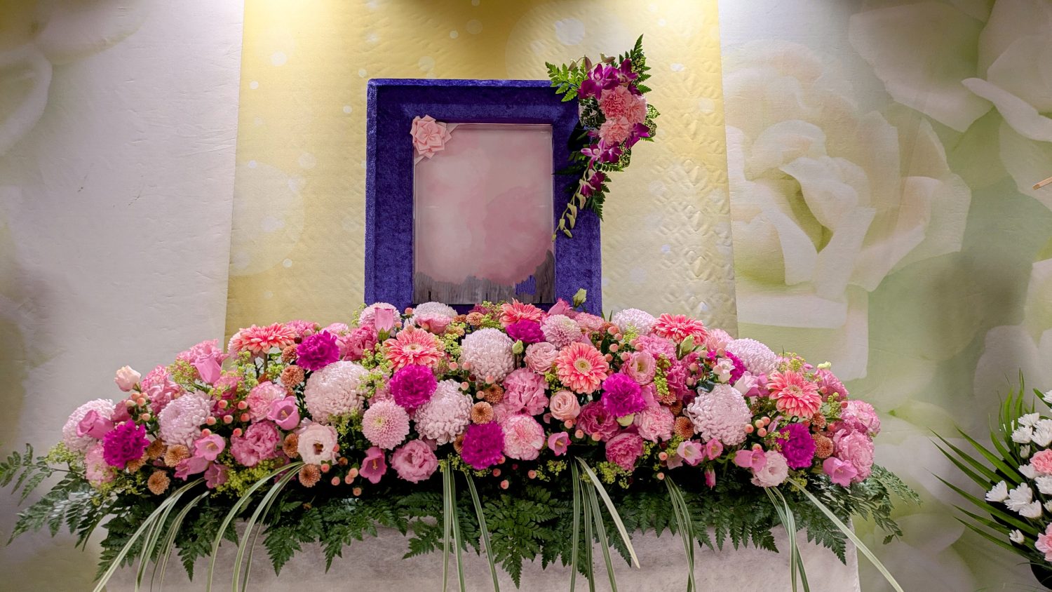 家族葬 生花祭壇 ピンクがメインの遺影回り写真【埼玉県川越市葬儀セレモニーサロン】