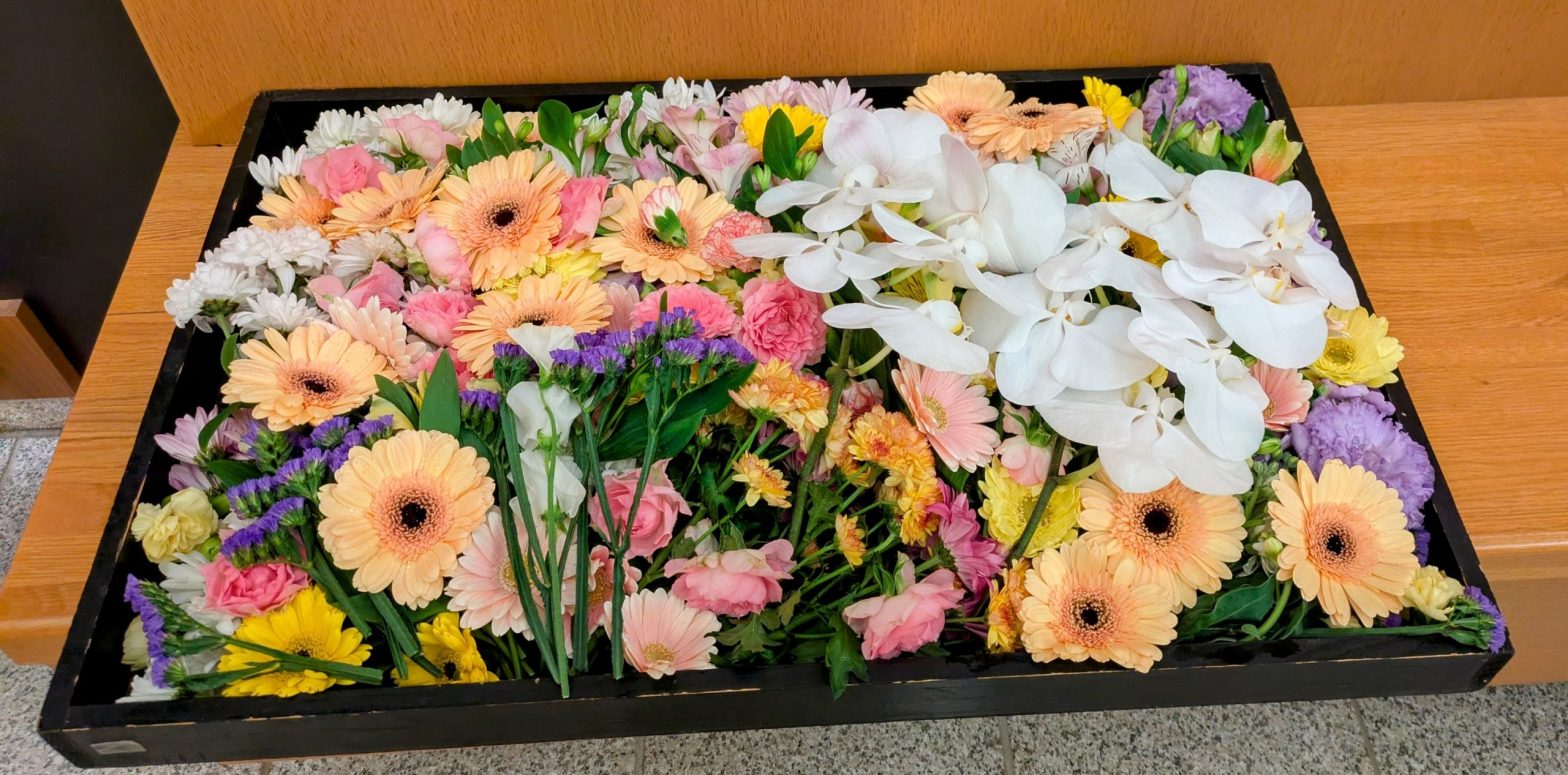 ガーベラメインのピンク・オレンジ・白・ムラサキのお別れ花【埼玉県川越市葬儀セレモニーサロン】