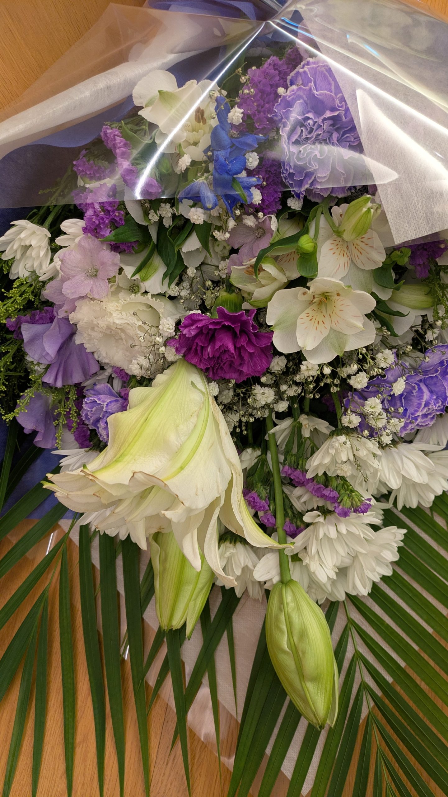 百合、デンファレ、カーネーション、白やムラサキの花束【埼玉県川越市葬儀セレモニーサロン】