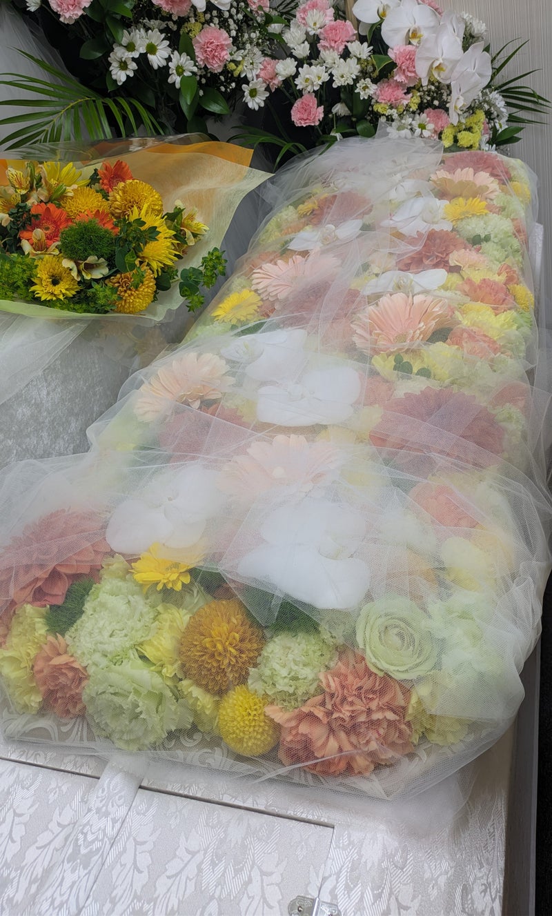 ビタミンカラーの生花祭壇【埼玉県川越市葬儀セレモニーサロン】