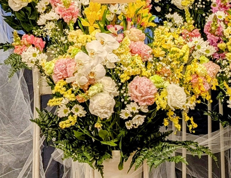 黄色・ピンク・白の供花アレンジ【埼玉県川越市葬儀セレモニーサロン】
