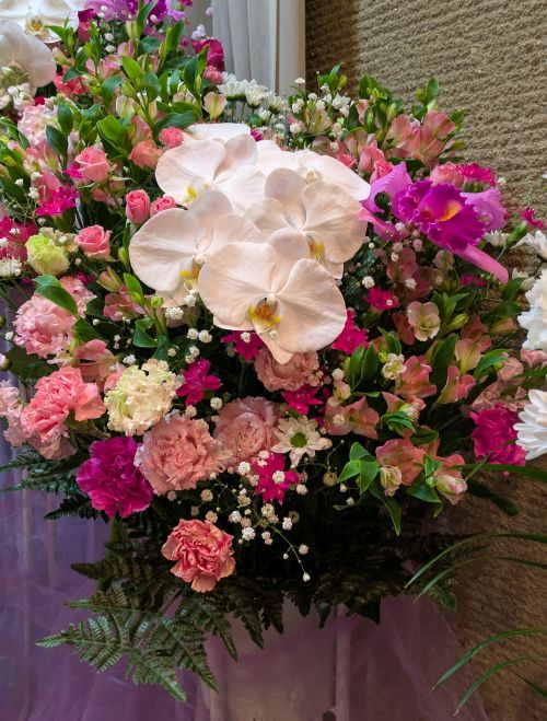 ピンクメインの生花アレンジ【埼玉県川越市葬儀セレモニーサロン】