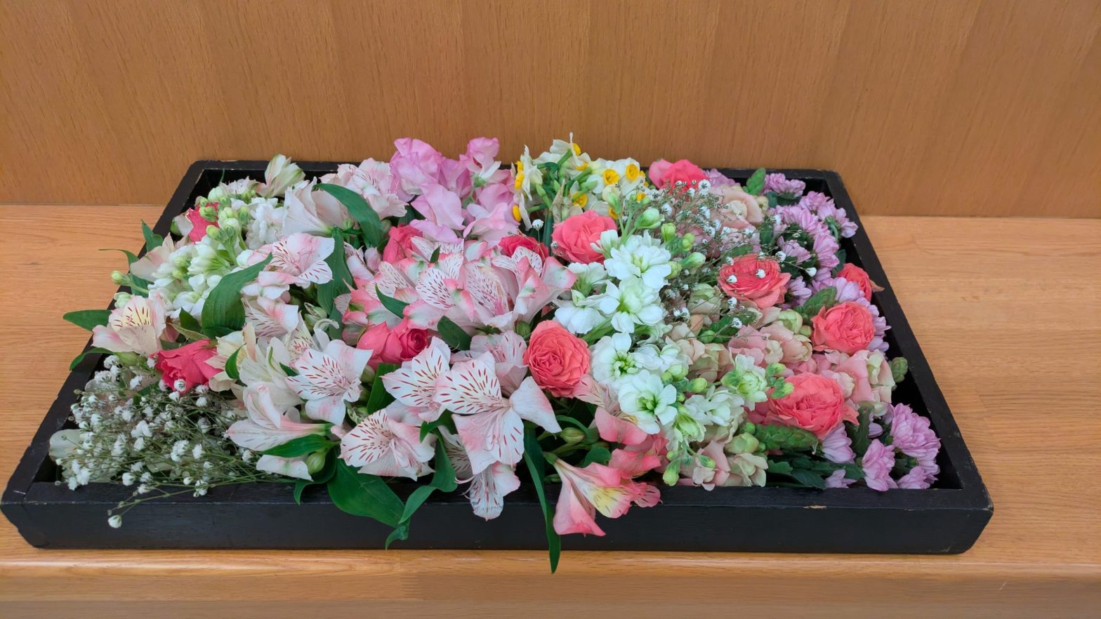 ピンク・赤・黄色・白・華やかなお別れ花【埼玉県川越市葬儀セレモニーサロン】