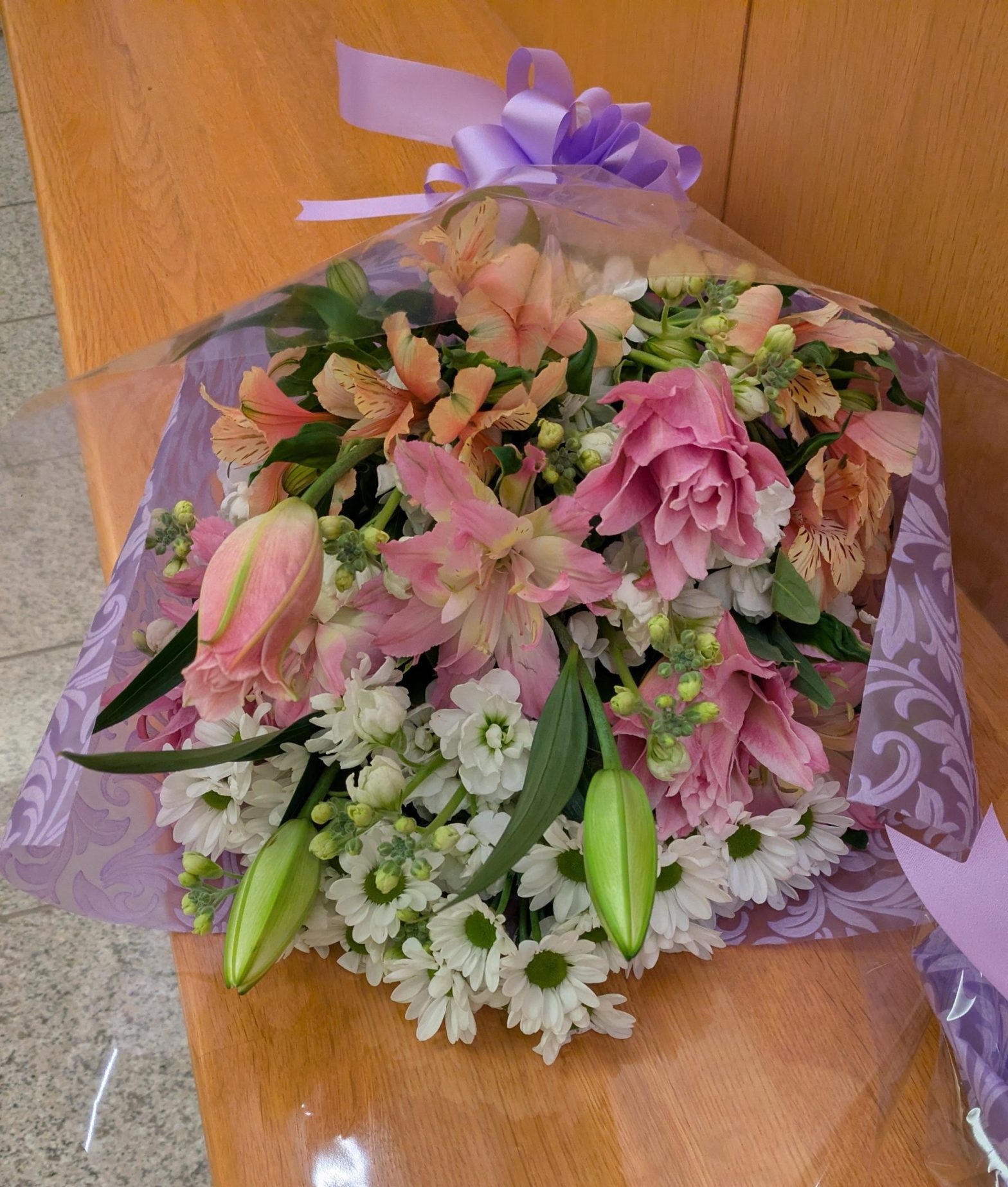 ピンク・赤・黄色・白・華やかな花束【埼玉県川越市葬儀セレモニーサロン】