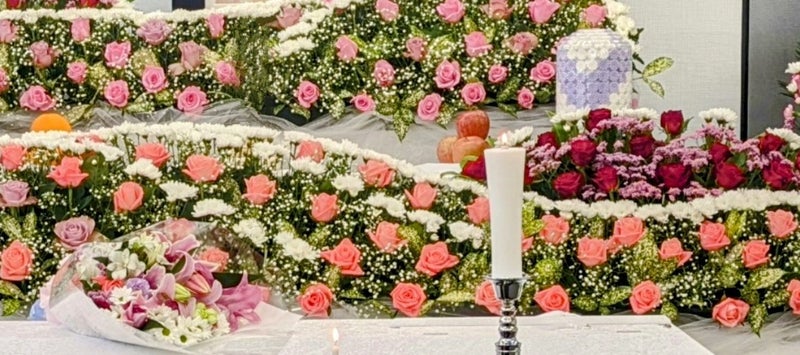 色とりどりの華やかなバラの生花祭壇【埼玉県川越市葬儀セレモニーサロン】