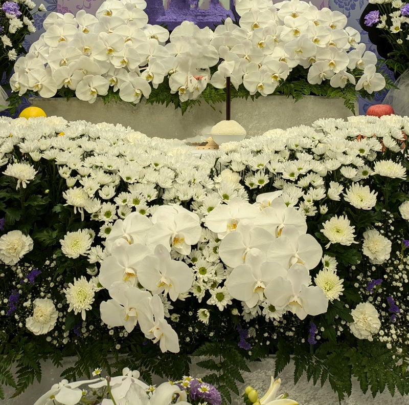 胡蝶蘭をふんだんに使った生花祭壇【埼玉県川越市葬儀セレモニーサロン】
