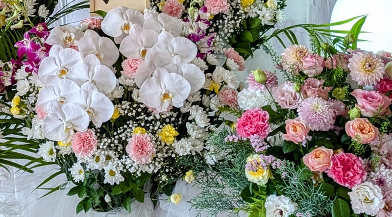 色とりどりの生花アレンジ【埼玉県川越市葬儀セレモニーサロン】