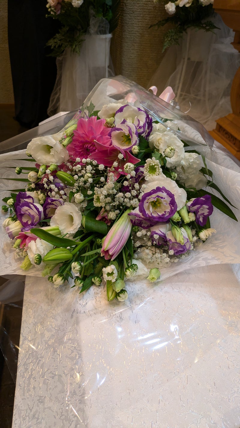 ピンク・白・グリーンの花束【埼玉県川越市葬儀セレモニーサロン】
