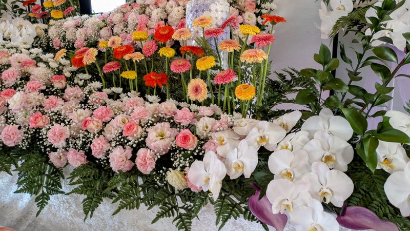 ピンクメインの生花祭壇 バラと胡蝶蘭【埼玉県川越市葬儀セレモニーサロン】