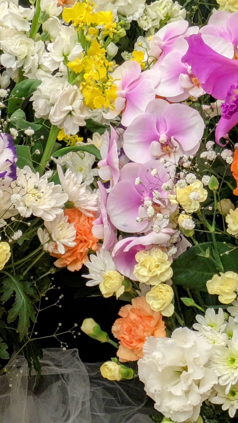 オレンジ　白　明るめな供花【埼玉県川越市葬儀セレモニーサロン】