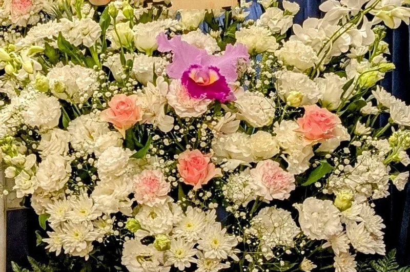 カトレアポイント供花【埼玉県川越市葬儀セレモニーサロン】
