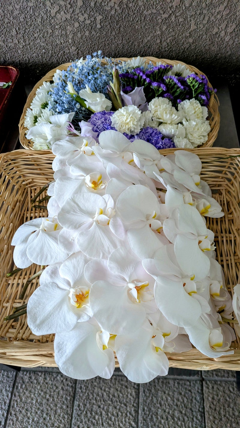胡蝶蘭と紫の花で彩る火葬式【埼玉県川越市葬儀セレモニーサロン】