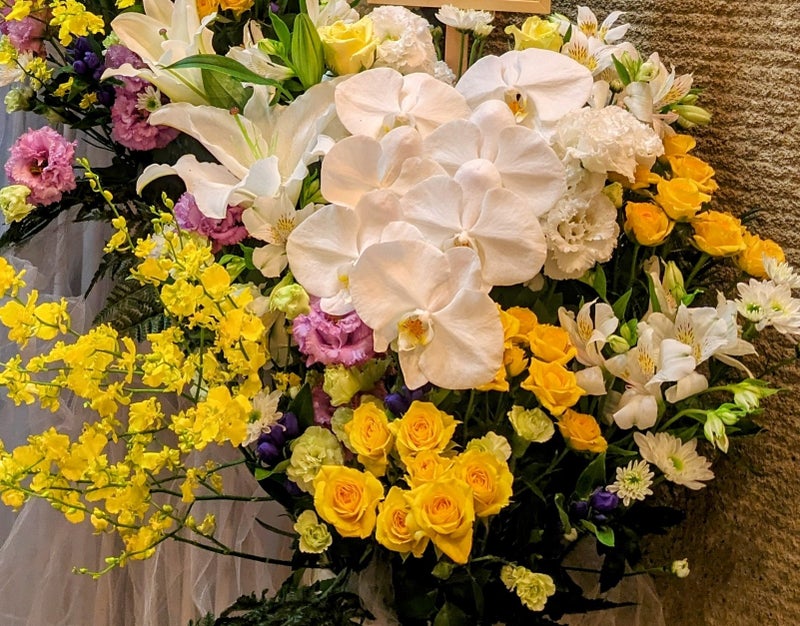 黄色いバラ 胡蝶蘭 供花【埼玉県川越市葬儀セレモニーサロン】