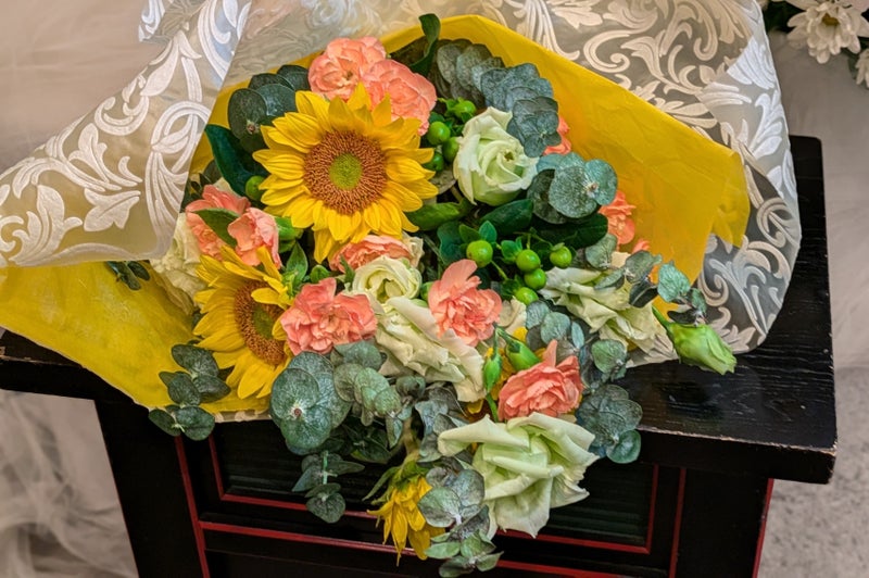 黄色、オレンジ、白、グリーンの花束【埼玉県川越市葬儀セレモニーサロン】