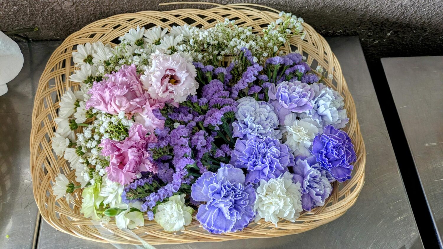 紫、ピンク、白のお別れ花【埼玉県川越市葬儀セレモニーサロン】