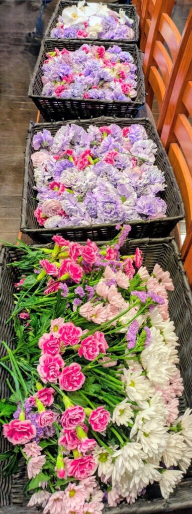 皆様から贈られた生花を棺にいれます【埼玉県川越市葬儀セレモニーサロン】