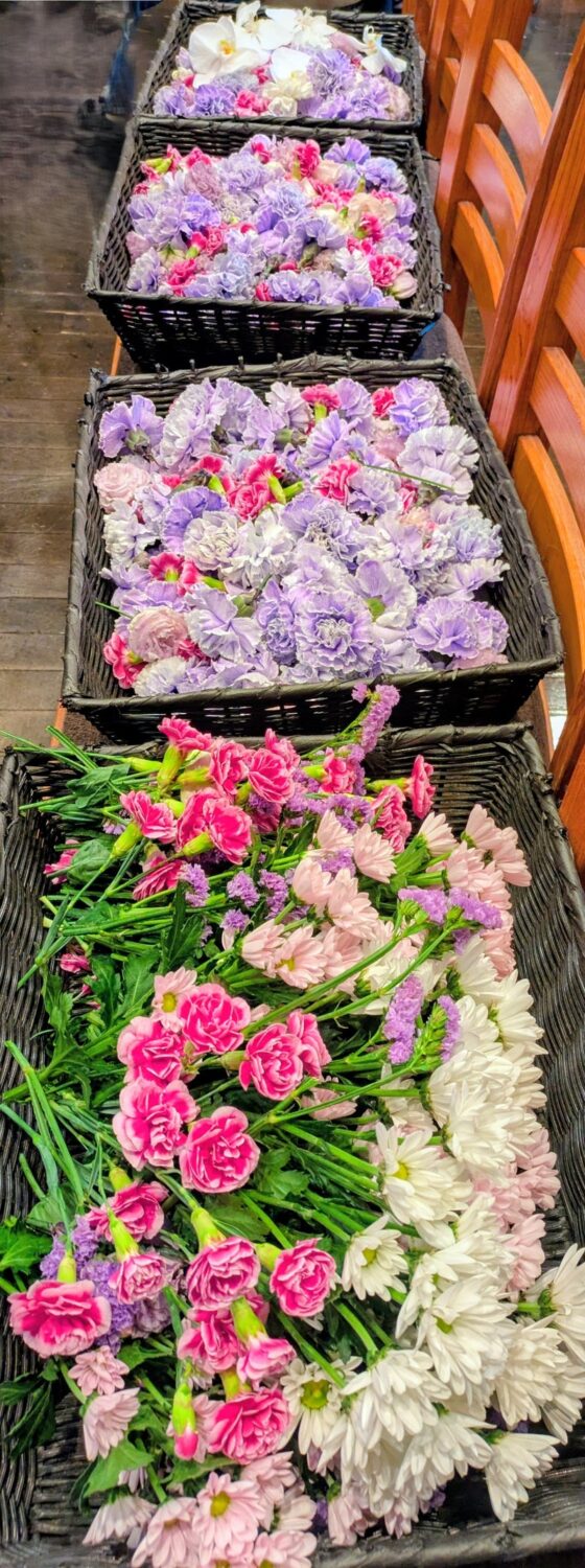 皆様から贈られた生花を棺にいれます【埼玉県川越市葬儀セレモニーサロン】