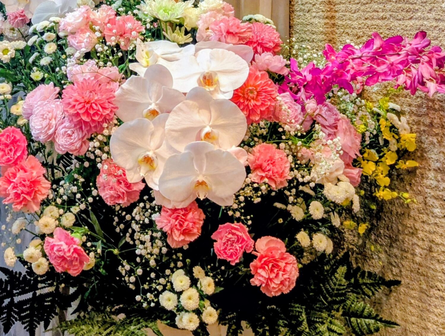 ピンクの供花 川越市民聖苑やすらぎのさと 川越市斎場 家族葬棺のカバー 都内斎場 胡蝶蘭仕様 家族葬【埼玉県川越市葬儀セレモニーサロン】