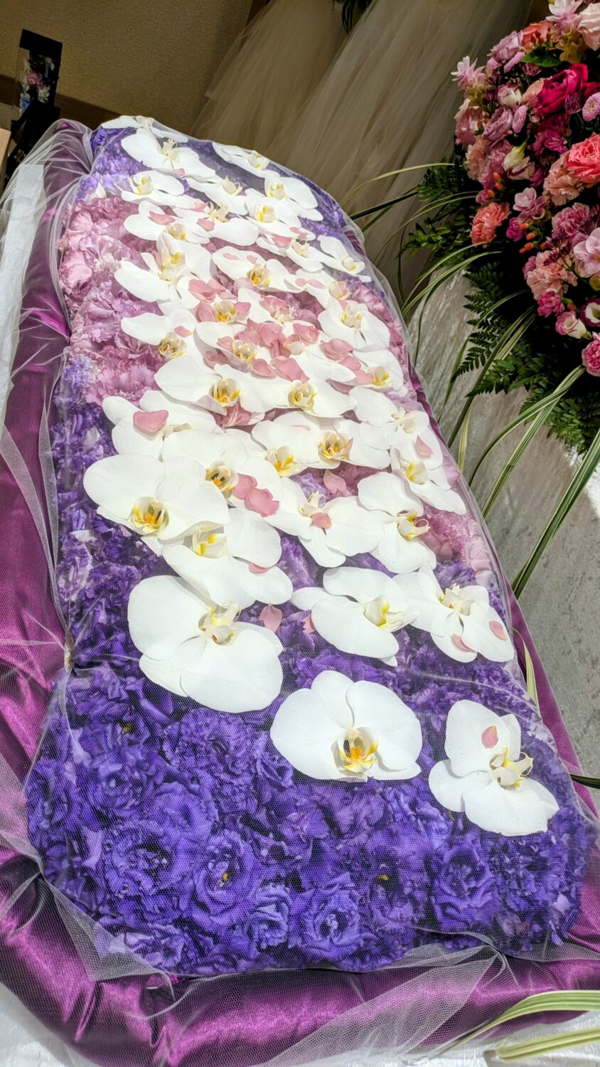 棺のカバー 都内斎場 胡蝶蘭仕様 家族葬【埼玉県川越市葬儀セレモニーサロン】