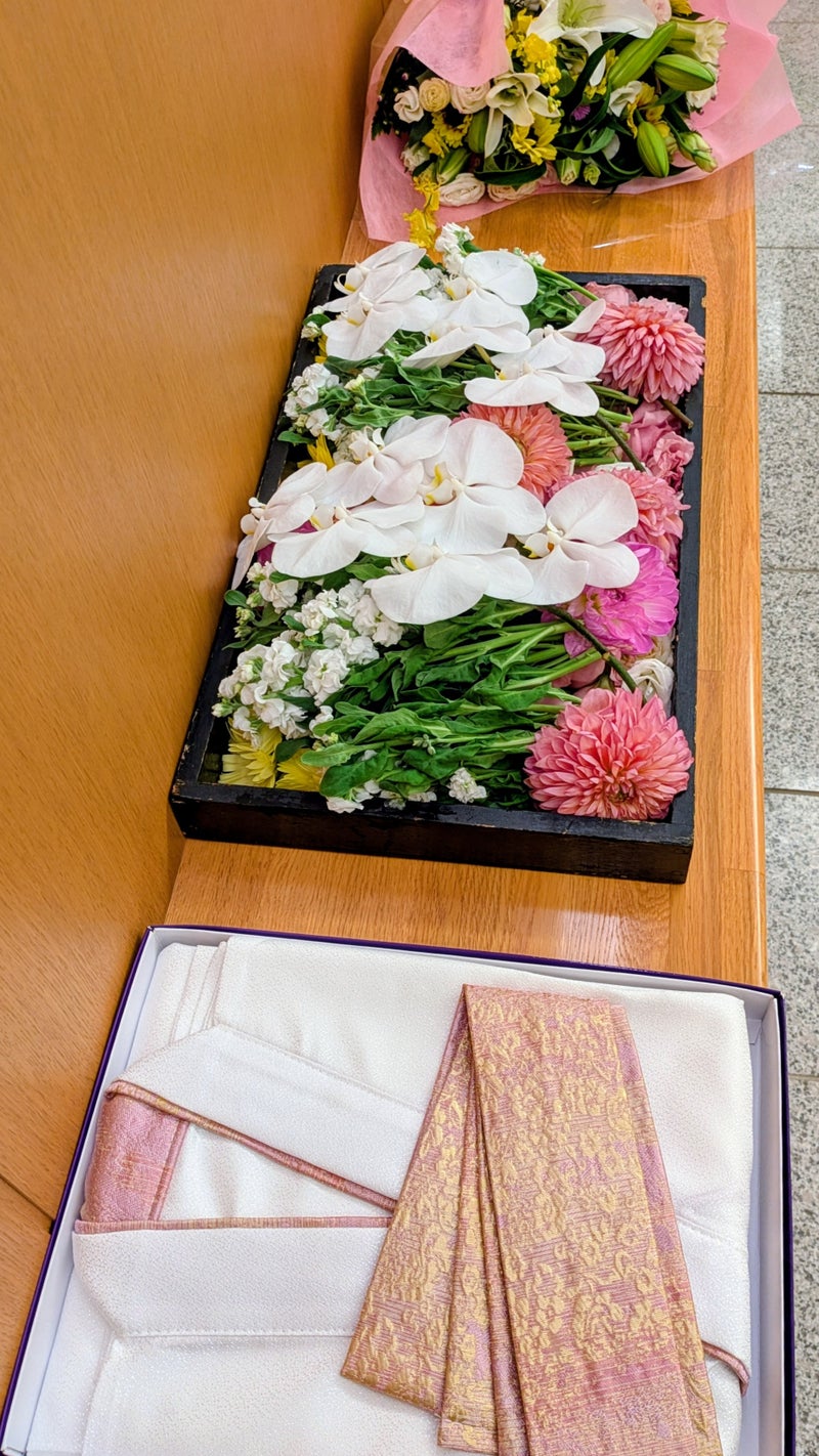ピンクの仏衣・華やかなお別れ花（川越市斎場・無宗教葬）埼玉県川越市葬儀セレモニーサロン】