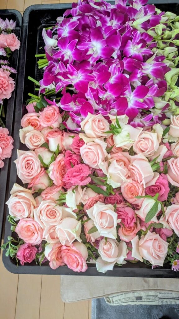 薔薇、カサブランカ、胡蝶蘭 【埼玉県川越市葬儀セレモニーサロン】